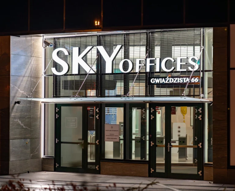 Wejście do Sky Offices przy ulicy Gwiaździstej 66 we Wrocławiu